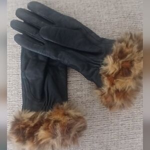 Elegant Black Leather Gloves with Faux Fur Trim Sz M